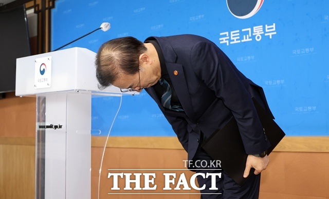 김윤덕 국토교통부 장관은 9일 정부세종청사에서 열린 브리핑에서 12 ·29 여객기참사 초기 수습이 부실했음을 인정하고 유가족들에게 사과했다. /뉴시스