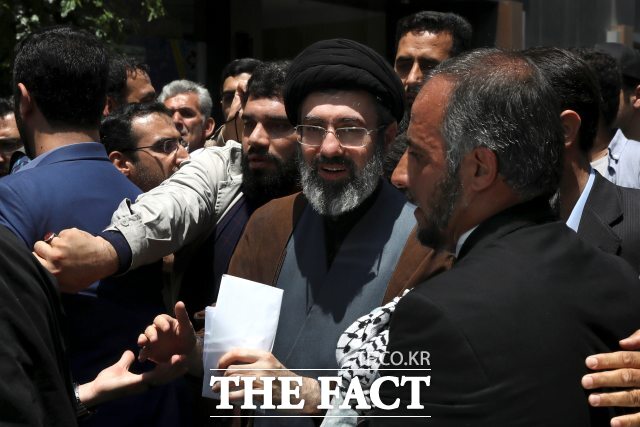 이란 최고지도자 알리 하메네이가 숨지자 후계자로 선출된 모즈타바 하메네이(가운데). /AP·뉴시스