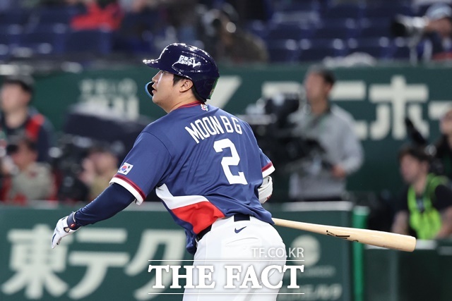 일 일본 도쿄돔에서 열린 2026 WBC 조별리그 C조 4차전 한국과 호주의 경기, 3회초 1사 2루 한국 문보경이 1타점 적시타를 치고 있다./도쿄=뉴시스