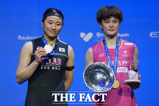 전영오픈 시상대에 선 은메달의 안세영(왼쪽)과 공안증을 극복하며 정상에 오른 왕즈이./버밍엄=AP.뉴시스