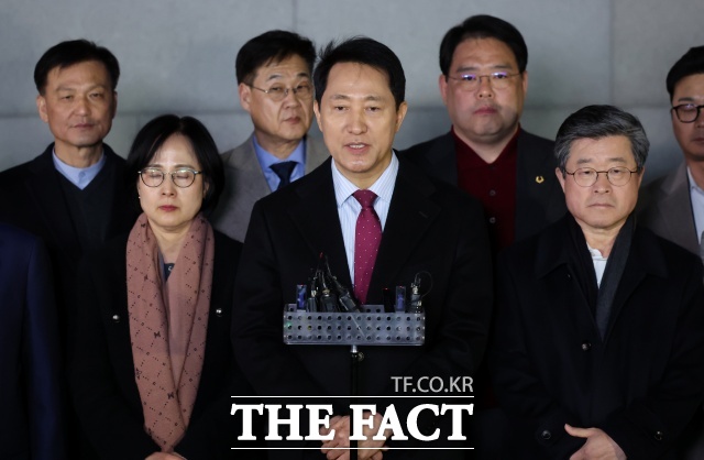 오세훈 서울시장이 9일 오후 서울 중구 서울시청 인근에서 국민의힘 소속 구청장 및 시의원 등 관계자들과 함께 국민의힘이 이날 발표한 결의문과 관련해 입장을 밝히고 있다. /뉴시스