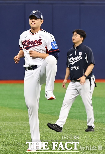 한국이 극적으로 8강에 오르면서 문동주의 대표팀 합류가 최고 관심사로 떠오르고 있다. /뉴시스