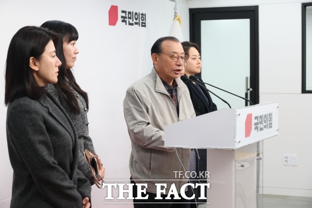 이정현 국민의힘 공천관리위원장이 9일 오후 서울 여의도 중앙당사에서 열린 기자간담회에서 취재진의 질문에 답변하고 있다. /뉴시스