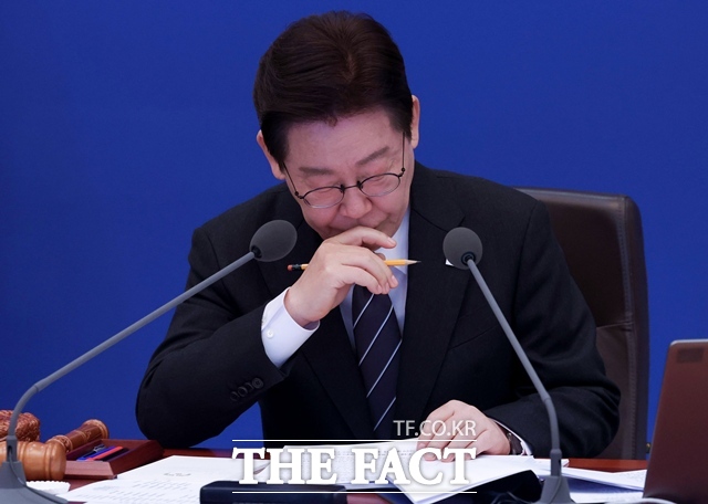 이재명 대통령이 10일 청와대에서 주재한 제9회 국무회의에서 자료를 살펴보고 있다. /뉴시스