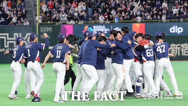 9일 호주전에서 7-2 승리를 거두고 8강 진출을 확정한 대표팀 선수들이 서로 얼싸 안고 기쁨을 만끽하고 있다. /도쿄=뉴시스