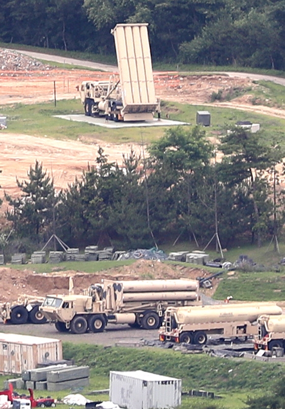 미국이 중동 지역에 주한미군의 고고도미사일방어체계(THAAD·사드) 전력을 옮기고 있다는 보도가 나왔다. 사진은 경북 성주군 주한미군 고고도 미사일방어체계(THAAD·사드) 기지에 발사대가 하늘을 향하고 있는 모습. /뉴시스