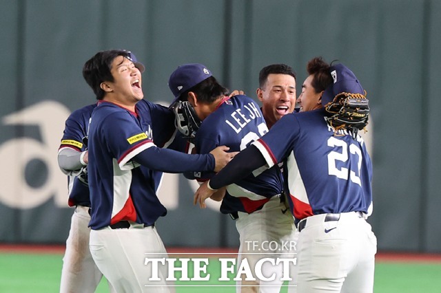 9일 일본 도쿄돔에서 열린 2026 WBC 조별리그 C조 4차전 한국과 호주의 경기에서 7-2로 승리해 WBC 본선에 진출한 한국 대표팀 선수들이 주장 이정후를 얼싸안고 기뻐하고 있다./도쿄=뉴시스