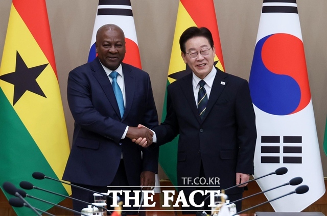 이재명 대통령이 11일 청와대에서 존 드라마니 마하마 가나 대통령과 정상회담에 앞서 기념촬영을 하고 있다. /뉴시스