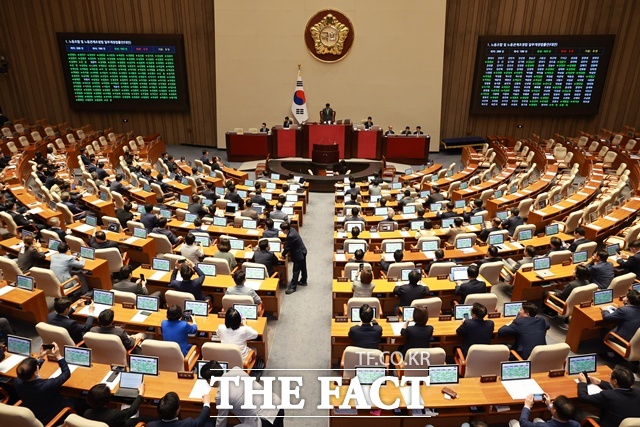 사진은 지난해 8월 24일 오전 서울 여의도 국회에서 열린 제428회 국회(임시회) 제2차 본회의에서 노동조합 및 노동관계조정법 일부개정법률안(대안)이 더불어민주당 주도로 통과되고 있는 모습이다. /뉴시스