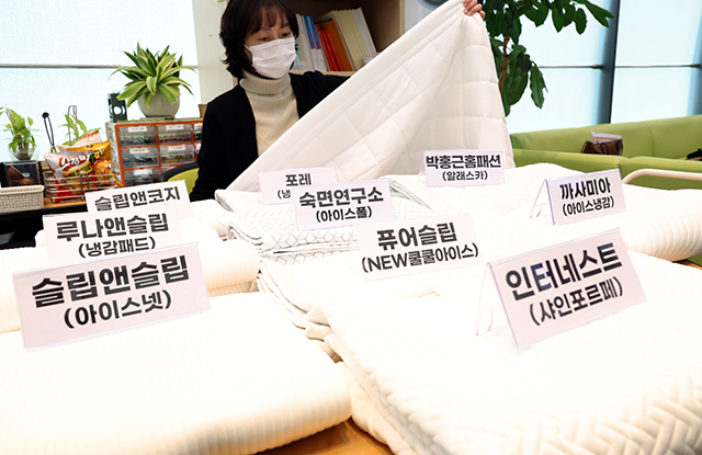 서울YWCA 관계자가 11일 세종시 정부세종청사에서 시중에서 판매되는 냉감패드 11개 브랜드 제품의 가격과 품질 비교·분석 결과를 설명하고 있다./뉴시스