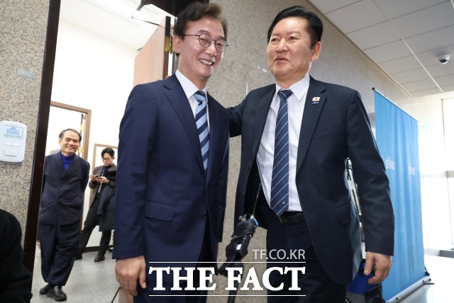 전재수 더불어민주당 의원이 6·3 지방선거 부산시장 선거에 도전장을 내밀었다. 사진은 12일 국회에서 전재수 의원과 면담을 마치고 인사를 하고 있는 정청래 대표. /뉴시스