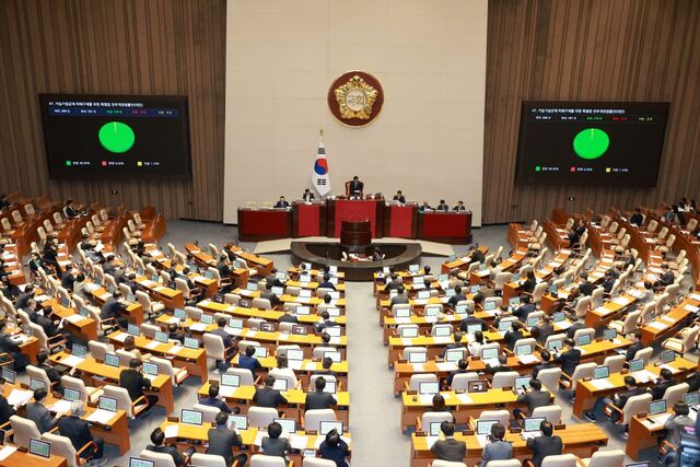 12일 서울 여의도 국회에서 열린 제433회 국회(임시회) 제1차 본회의에서 가습기살균제 피해구제를 위한 특별법 개정안이 가결되고 있다. / 뉴시스