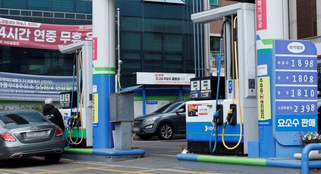산업통상부는 정유사의 주유소 공급가격에 상한을 두는 ‘석유 최고가격제’를 시행한다고 12일 밝혔다. 사진은 이날 서울 시내 한 주유소. / 뉴시스