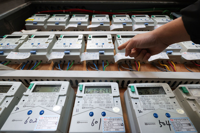 기후에너지환경부와 한국전력공사는 전기위원회 심의를 거쳐 ‘계절·시간대별 전기요금 개편안’을 13일 공개했다. 사진은 지난해 12월 22일 서울 시내 오피스텔 전기 계량기. / 뉴시스