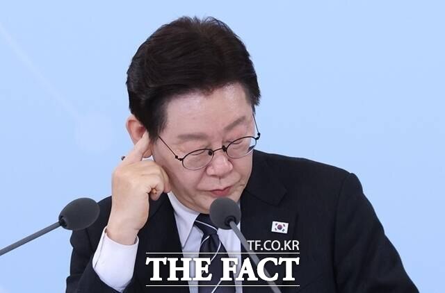 이 대통령이 10일 청와대에서 열린 상생을 실천하는 기업인과의 대화에서 참석자 발언을 듣는 모습. /뉴시스