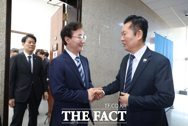 전재수 전 해양수산부 장관은 12일 정청래 더불어민주당 대표를 만나 해양수산부 부산 이전으로 시작된 해양 수도 부산을 향해 부산 시민들과 어깨 걸고 거침없이 나아가겠다고 밝혔다. 사진은 정 대표가 지난 12일 오전 서울 여의도 국회에서 전 전 장관과 면담을 마치고 악수를 하고 있는 모습./뉴시스