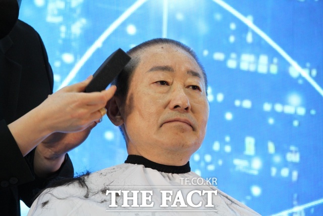 대전·충남 통합특별시장 출마를 선언했던 박범계 더불어민주당 의원이 6·3 지방선거에 불출마하겠다는 뜻을 밝혔다. 사진은 지난달 28일 천안시 국립공주대학교 천안 공과대학 체육관에서 열린 출판기념회에서 대전·충남 통합에 대한 의지를 드러내기 위해 삭발을 단행한 박 의원. /뉴시스