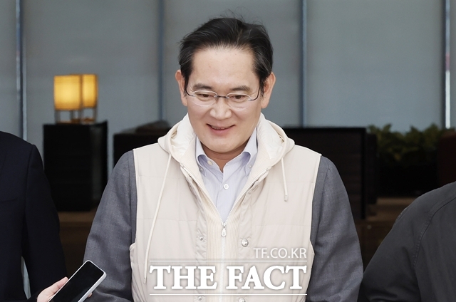 이재용 삼성전자 회장이 유럽 출장을 마치고 13일 오후 서울 강서구 서울김포비즈니스항공센터를 통해 귀국하고 있다. /뉴시스