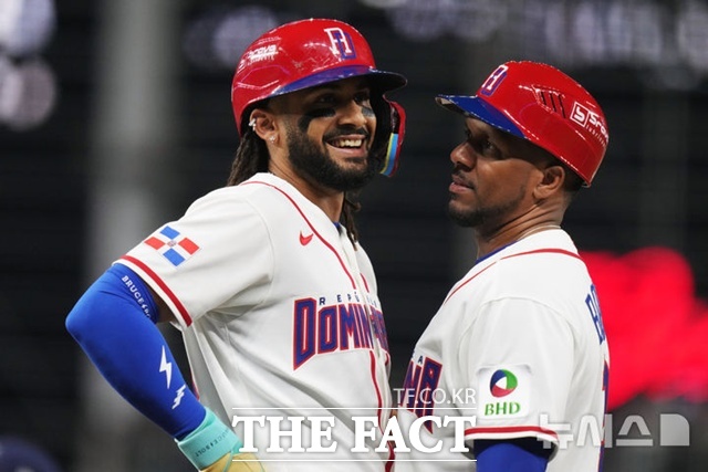 도미니카공화국 페르난도 타티스 주니어가 14일(한국시간) WBC 한국과의 8강전서 3회말 밀어내기 볼넷을 얻어 낸뒤 1루에서 활짝 웃고 있다. /마이애미=AP.뉴시스