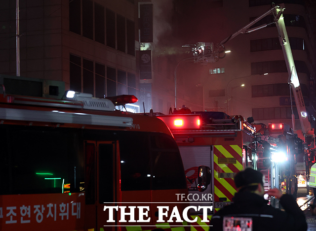 14일 저녁 서울시 중구 소공로의 한 빌딩에서 화재가 발생해 소방대원들이 진화작업을 하고 있다. /뉴시스
