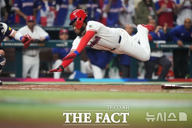 도미니카공화국 블라드미르 게레로 주니어가 14일(한국시간) WBC 한국전에서 2회말 멋진 슬라이딩으로 첫 득점을 올리고 있다. /마이애미=AP.뉴시스