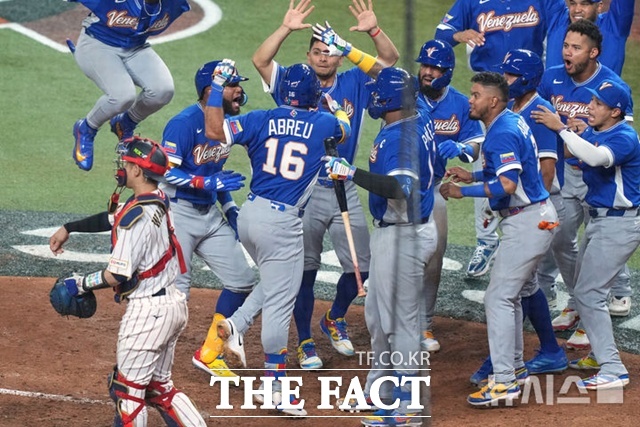 역전 결승 홈런을 날린 아브레유를 격하게 환영하고 있는 베네수엘라 선수들. /마이애미=AP.뉴시스
