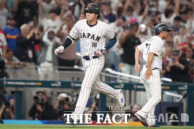 오타니 쇼헤이가 15일(한국시간) WBC 베네수엘라와의 8강전서 1회말 동점 솔로 홈런을 터트린 뒤 3루를 돌고 있다. /마이애미=AP.뉴시스