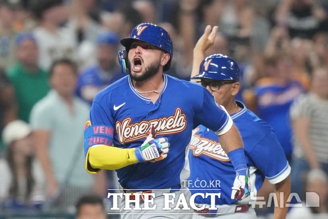 베네수엘라 윌리 아브레유가 15일(한국시간) WBC 일본과의 8강전서 6회초 역전 3점 홈런을 날린 뒤 포효하고 있다. /마이애미=AP.뉴시스