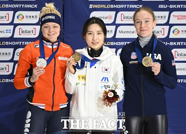 한국 쇼트트랙의 세대교체 선두주자 람보르길리 김길리(가운데)가 15일(현지시간) 2026 ISU 세계선수권대회 쇼트트랙 여자 1500m 결선에서 금메달을 목에 걸고 시상대에서 포즈를 취하고 있다./몬트리올=AP.뉴시스