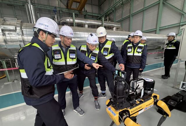 한국서부발전은 지능형 자율점검 4족 보행 로봇을 한국형 가스터빈이 설치된 김포발전본부 발전설비 감시 업무에 16일 투입했다. / 서부발전