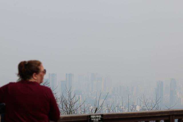기후에너지환경부는 16일 오후 5시 서울·인천·경기·충남 지역에 초미세먼지 위기경보 ‘관심’ 단계를 발령했다. 사진은 이날 서울 용산구 남산공원에서 바라본 시내. / 뉴시스