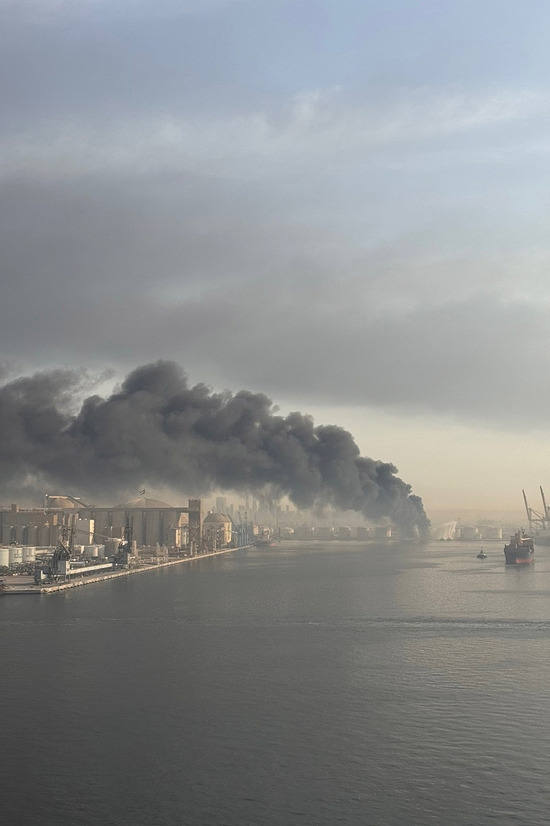 유럽계 리서치 업체 라이스태드 에너지는 중동 에너지 인프라 복구 비용을 최소 250억달러(약 37조원)로 추산했다. 사진은 지난 2일 호르무즈 인접 아랍에미리트 제벨알리항. /전국해상선원노동조합연맹