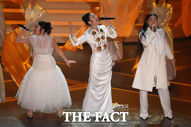 케이팝 데몬 헌터스 주제가 '골든' 열창하는 레이 아미, 이재, 오드리 누나. /로스앤젤레스=AP.뉴시스