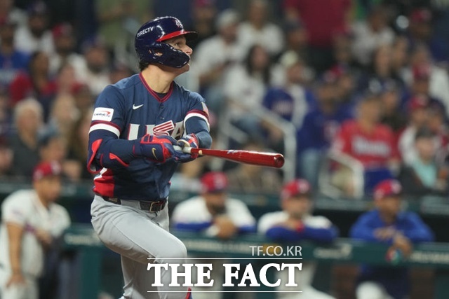 미국의 로만 앤소니가 16일(한국시간) WBC 도미니카공화국과의 준결승에서 4회초 결승 우중월 솔로 홈런을 터트리고 있다. /마이애미=AP.뉴시스