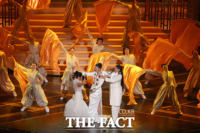 '케이팝 데몬 헌터스' 헌트릭스의 멤버 레이 아미, 이재, 오드리 누나(왼쪽부터)가 제98회 아카데미시상식에서 주제곡 '골든'을 열창하고 있다. /로스앤젤레스=AP.뉴시스