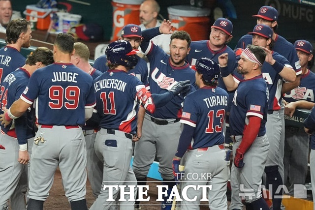 미국의 거너 헨더슨(11번)이 16일(한국시간) WBC 도미니카공화국과의 준결승에서 4회초 동점 솔로 홈런을 날린 뒤 동료들의 환영을 받고 있다. /마이애미=AP.뉴시스