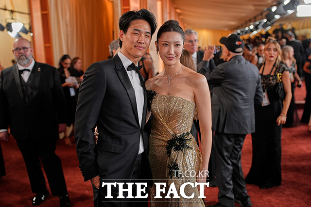 이재와 그의 약혼자 샘 김(왼쪽)이 함께한 모습. /로스앤젤레스=AP.뉴시스