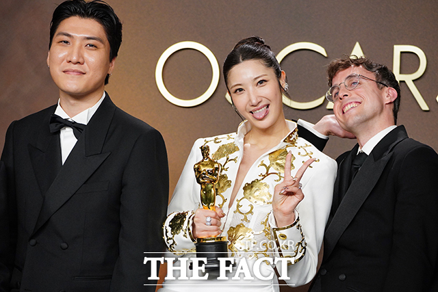 기념촬영하는 이재. /로스앤젤레스=AP.뉴시스