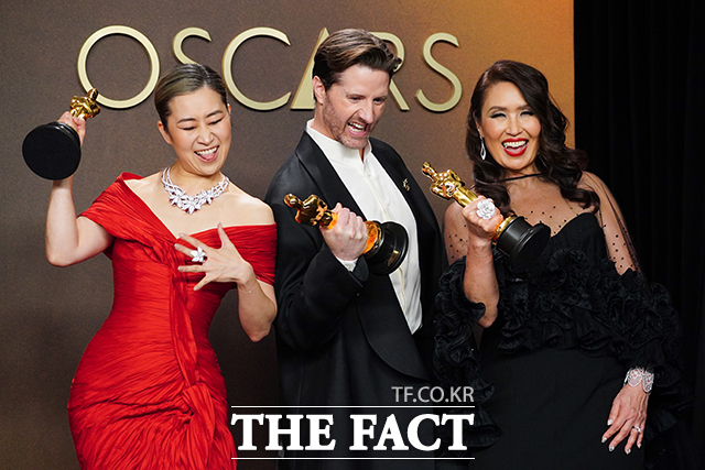 매기 강 감독, 크리스 아펠한스 공동 연출자, L.M.웡 프로듀서가 오스카를 쥔 채 세리머니하는 모습. /로스앤젤레스=AP.뉴시스