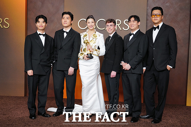 오스카 주제가상 수상의 주역들. /로스앤젤레스=AP.뉴시스