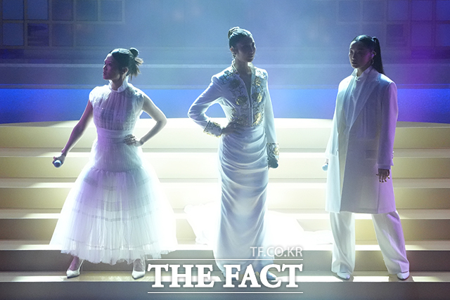 제98회 아카데미시상식 무대에 오른 레이 아미, 이재, 오드리 누나(왼쪽부터). /로스앤젤레스=AP.뉴시스