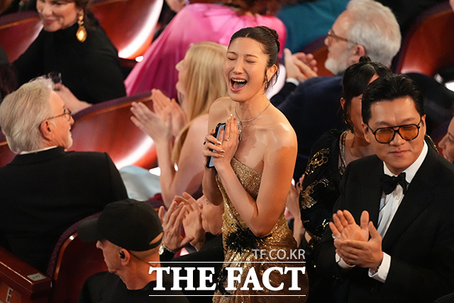 '케데헌' 수상의 순간 환호하는 이재. /로스앤젤레스=AP.뉴시스