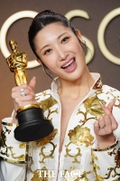  '오스카 주제가상' 거머쥔 이재…'골든'에 물든 아카데미시상식 [TF사진관]