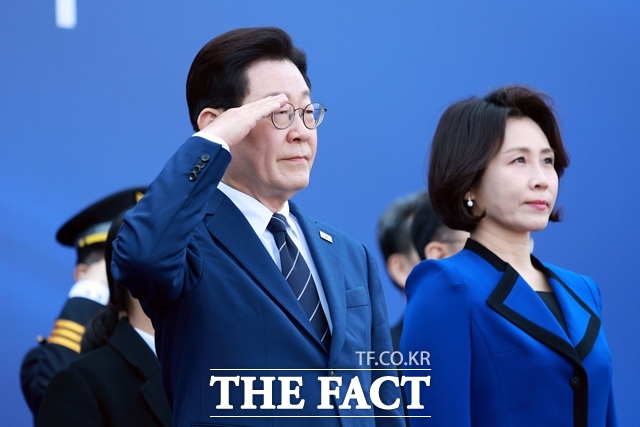 이재명 대통령이 17일 충남 아산시 경찰대학에서 열린 2026년 신임 경찰 경위·경감 임용식에서 경례를 하고 있다. /뉴시스