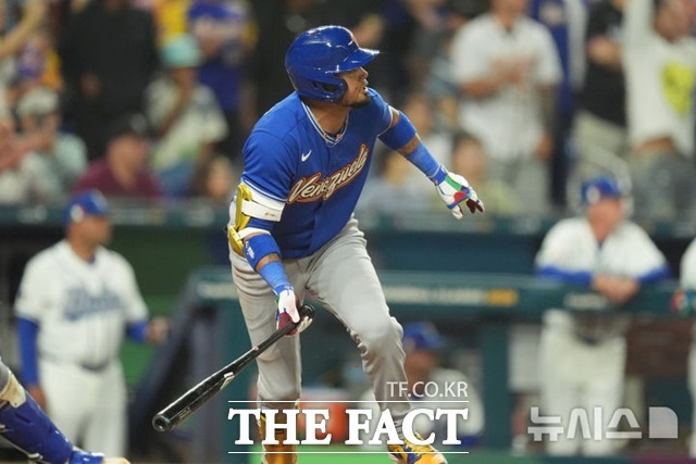 베네수엘라 3번 루이스 아라에즈가 17일(한국시간) WBC 이탈리아와의 준결승에서 7회초 좌중간 적시타를 때리고 있다. /마이애미=AP.뉴시스