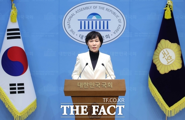 더불어민주당 서울시장 경선을 앞둔 전현희 의원이 17일 청년들을 위한 정책을 대거 내놨다. 사진은 전 의원이 지난 15일 오전 서울 여의도 국회 소통관에서 서울 교통 공약을 발표하고 있는 모습. /뉴시스