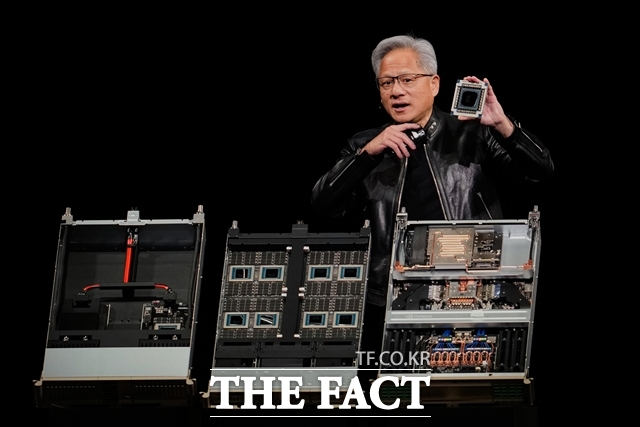 젠슨 황 엔비디아 CEO가 16일(현지시간) 미국 캘리포니아주 새너제이에서 열린 'GTC 2026'의 기조연설자로 나서 차세대 슈퍼칩 베라 루빈에 대해 설명하고 있다. /AP·뉴시스