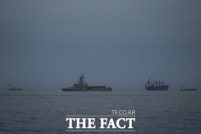 지난달 11일(현지 시간) 아랍에미리트(UAE) 코르파칸에서 바라본 호르무즈 해협의 모습. UAE 해군 함정이 화물선과 유조선 옆에서 순찰하고 있다. /AP·뉴시스