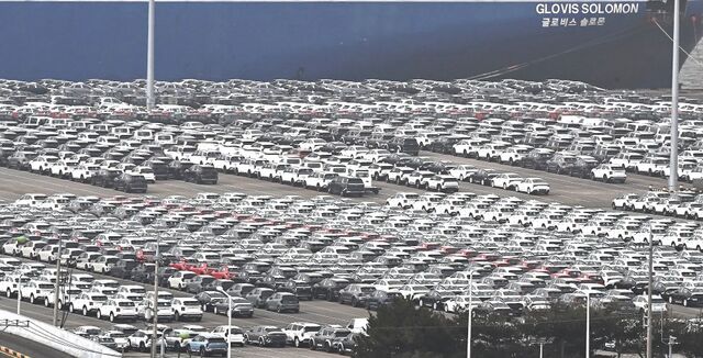 산업통상부는 ‘2026년 2월 자동차산업 동향’을 통해 지난달 자동차 수출액이 48억달러를 기록했다고 18일 밝혔다. 사진은 지난달 22일 경기 평택시 포승읍 평택항 자동차 전용부두. / 뉴시스