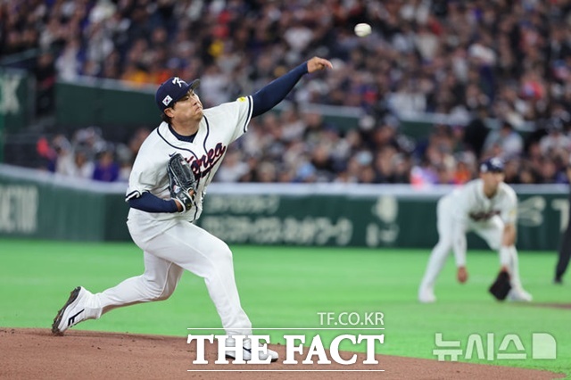 류지현 한국 대표팀 감독은 이번 WBC에서 중요한 순간마다 류현진을 찾았다. 류현진은 대만과의 예선과 도미니카공화국과의 8강전에 선발 등판했지만 뭇매를 맞았다. /뉴시스